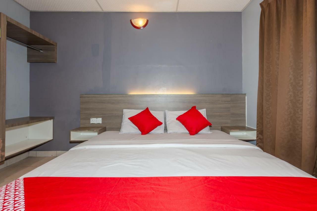 Oyo 1088 Yellow Mansion Banda Kaba Hotel Malacca Buitenkant foto